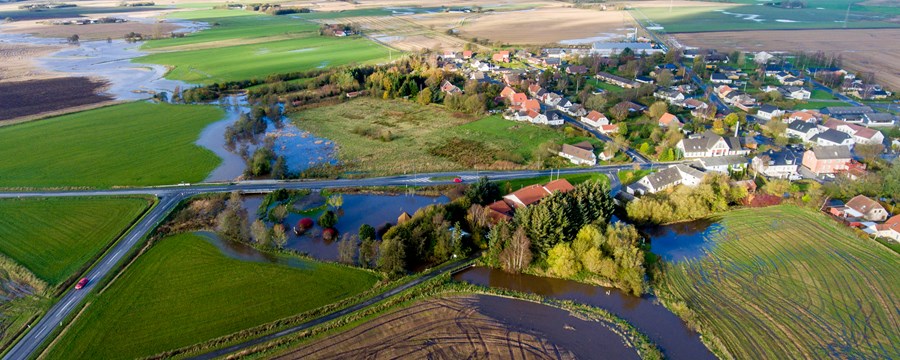 Foto viser oversvømmelse af landområde